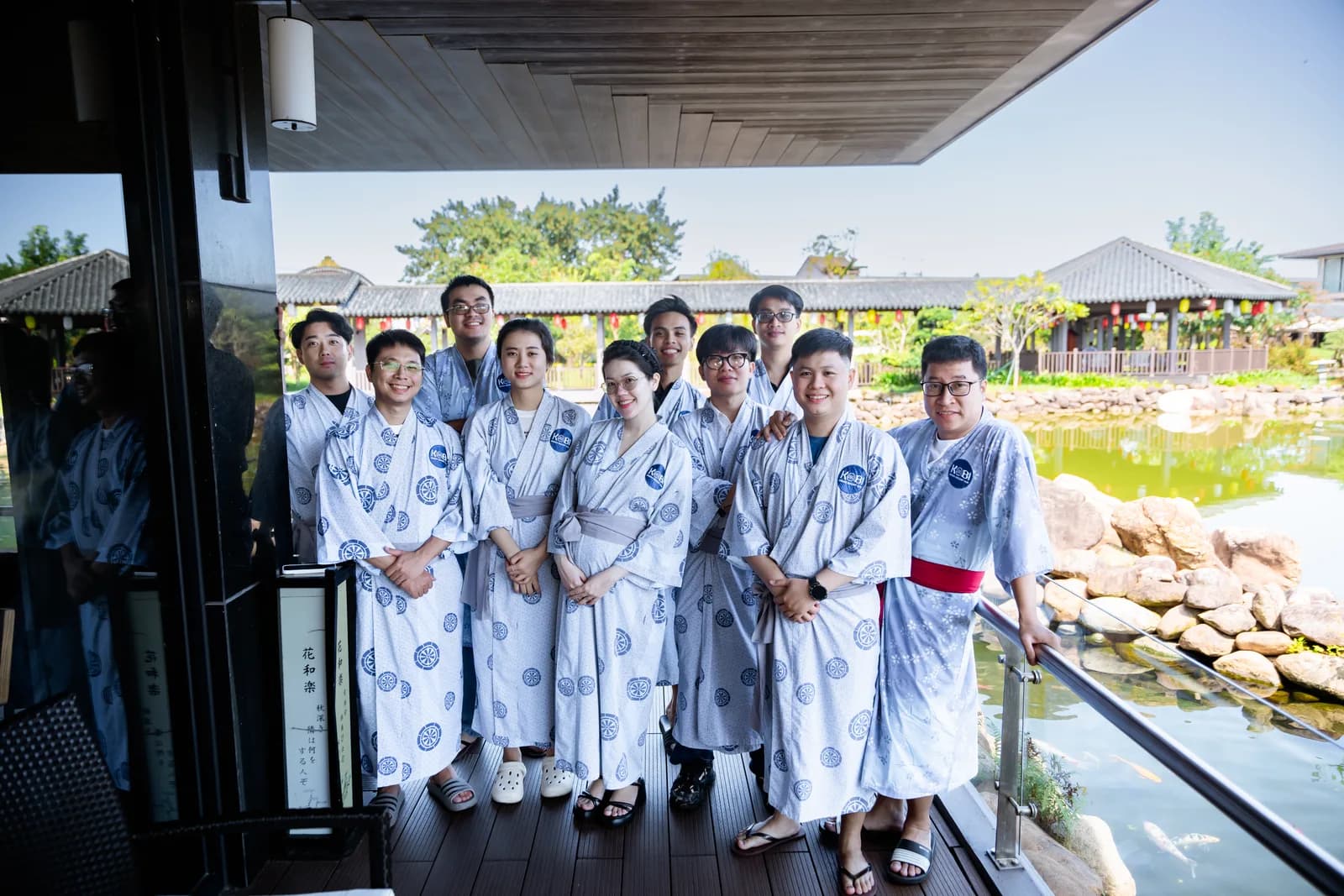 Kobi Resortの水辺のテラスで撮影した浴衣姿のグループ