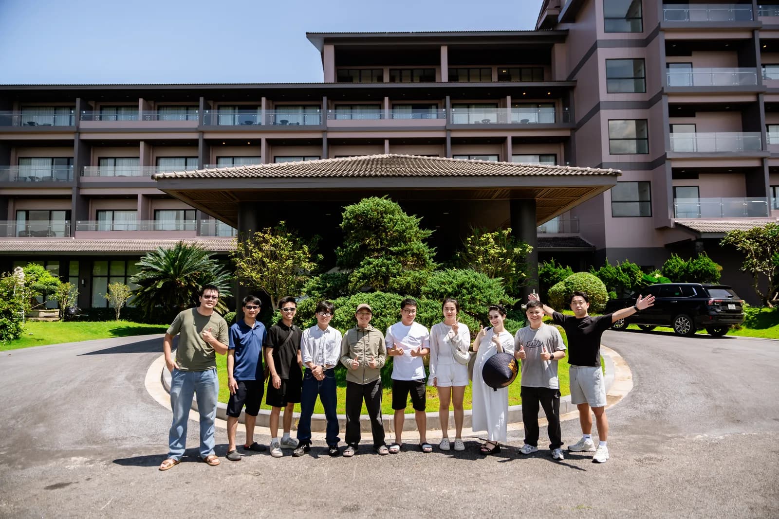 Kobi Resortの建物と庭園を背景にした旅行者の集合写真